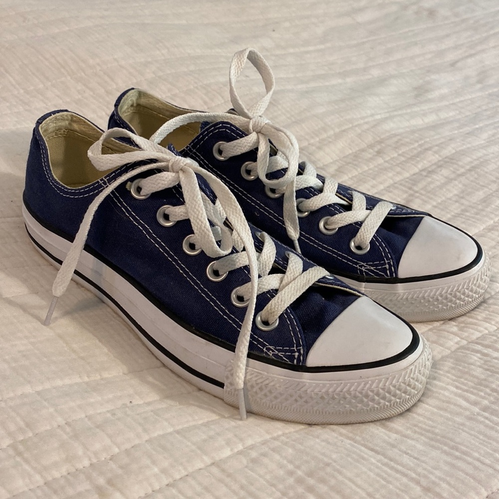 Women’s Sz 7 Converse All Star. Navy blue.